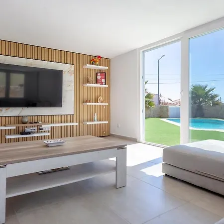 Beautiful With A Pool فيلة