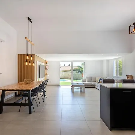 Beautiful With A Pool فيلة